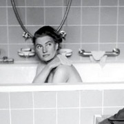Ιστορική φωτογραφία πολεμικής ανταποκρίτριας που κάνει μπάνιο στη μπανιέρα του Χίτλερ (pic)