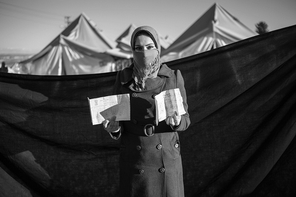 Συγκινητικές φωτογραφίες προσφύγων που κρατούν ότι πολυτιμότερο έχουν [εικόνες]