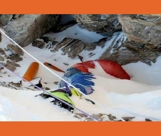 ΣΟΚ: Tα χιόνια λιώνουν και αποκαλύπτουν τους ορειβάτες που δεν τα κατάφεραν [ΠΡΟΣΟΧΗ ΣΚΛΗΡΕΣ ΕΙΚΟΝΕΣ]