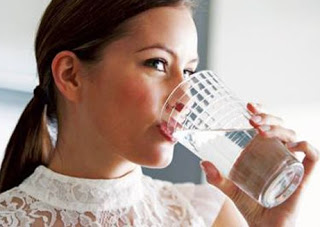 Δείτε πώς να χάσετε γρήγορα βάρoς πίνοντας νερό!