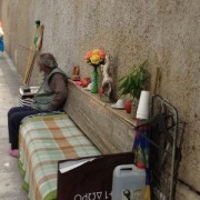 Ποιος είναι ο άστεγος που στόλιζε με λουλούδια και μπιμπελό το παγκάκι του στην Μαρασλή