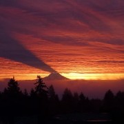 Η επιβλητική σκιά του βουνού Rainier στον ουρανό!