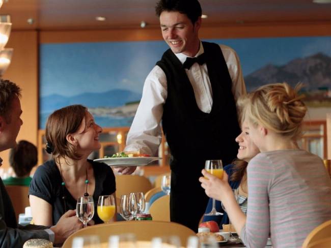 Σε ποια χώρα πάνε οι Έλληνες για να δουλέψουν σερβιτόροι με 40 ευρώ;
