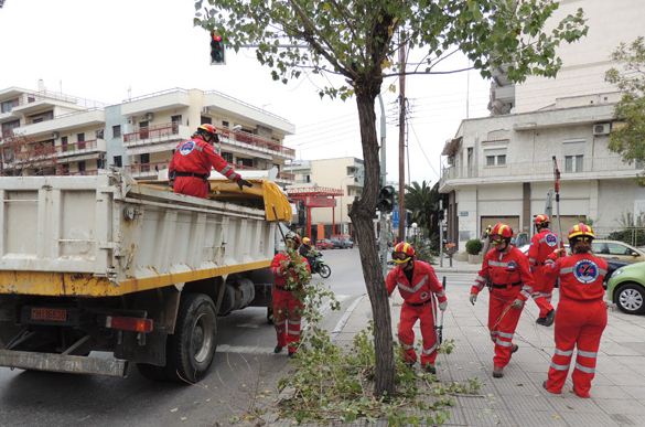 Η Ελληνική Ομάδα Διάσωσης σε εθελοντική δράση καθαρισμού σηματοδοτών