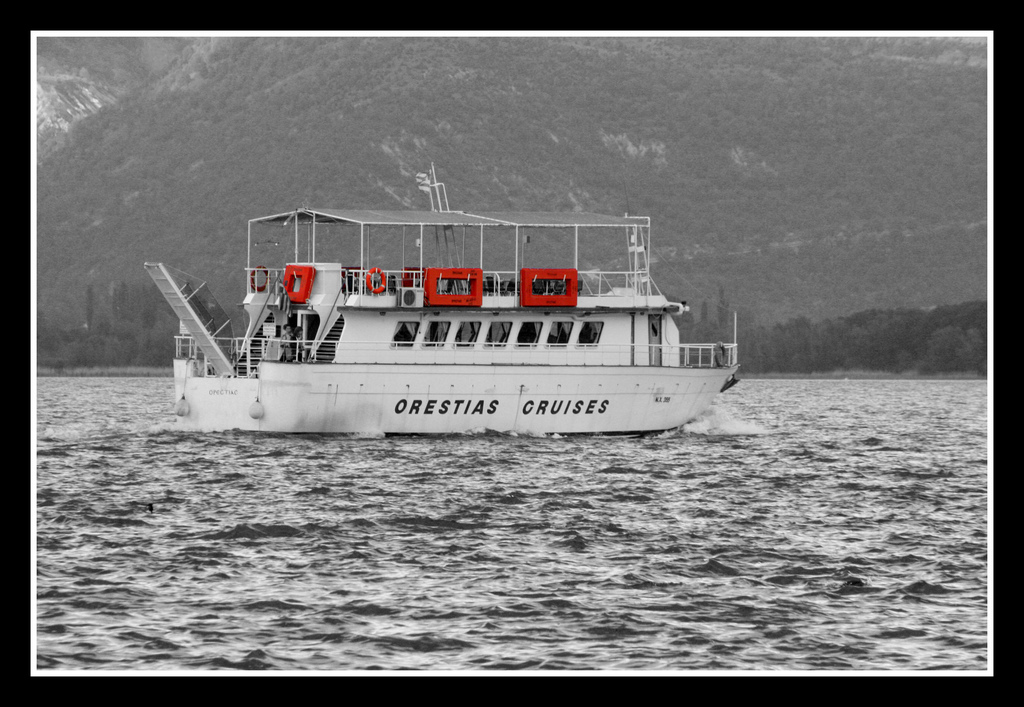Δρομολόγια με σκάφος στη λίμνη της Καστοριάς