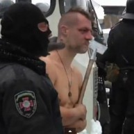 Ουκρανοί αστυνομικοί εξευτελίζουν διαδηλωτή – Ενα βίντεο οργής!