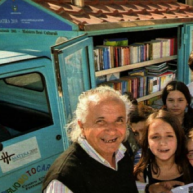 Ο δάσκαλος που γυρνά την Ιταλία με τη βιβλιοθηκη του