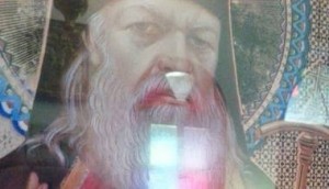 Δάκρυσε η εικόνα Αγίου Λουκά του Ιατρού Αρχιεπισκόπου Κριμαίας; (Φώτο)