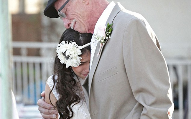 Ετοιμοθάνατος πατέρας συνόδευσε την 11χρονη κόρη του στο «γάμο» της