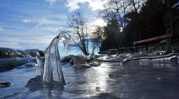 ” Έργα τέχνης ” στην παγωμένη λίμνη της Καστοριάς