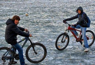 Καστοριά: Ποδηλατάδα πάνω στην παγωμένη λίμνη….