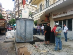 Δήμος Γρεβενών: Ολοκληρώθηκε η μεταφορά του βυθιζόμενου ηλεκτρικού κάδου από την κεντρική πλατεία στην οδό Μακεδονομάχων