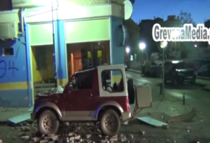 Γρεβενά: Κατέρρευσε μετώπη οικοδομής επί της οδού 13ης Οκτωβρίου καταστρέφοντας ένα αυτοκίνητο – Δείτε το βίντεο