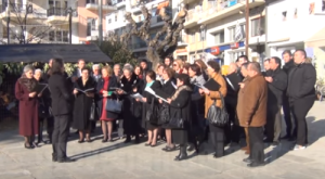 Χριστουγεννιάτικοι ύμνοι της εκκλησιάς στην φάτνη των Γρεβενών (video)