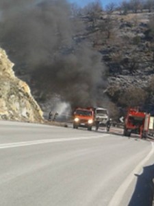 Η επίσημη ανακοίνωση της πυροσβεστικής για την πυρκαγιά σε λεωφορείο στο 30° χλμ Κοζάνης – Ελασσόνας