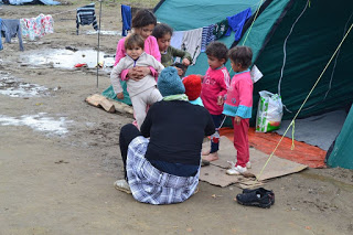 Σε μια κίνηση αλληλεγγύης η Περιφέρεια Δυτικής Μακεδονίας παρέδωσε 15.000 αδιάβροχα στους πρόσφυγες στην Ειδομένη