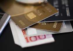 Τι προβλέπει το πολυνομοσχέδιο για αφορολόγητο με κάρτες – Πως θα δηλωθεί το «μαύρο» χρήμα