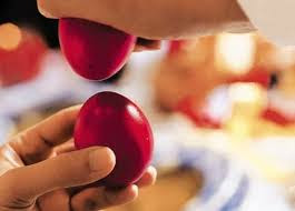 Όλη τη μέρα θα τσουγκρίζετε αυγά!! Ξέρετε όμως γιατί; Τι συμβολίζει το πιο τρανταχτό έθιμο του Ελληνικού Πάσχα