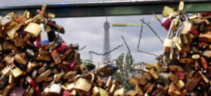 Το Παρίσι «ξήλωσε» 65 τόνους λουκέτα αγάπης από τις γέφυρες -Τα πουλάει και θα δώσει τα χρήματα σε πρόσφυγες