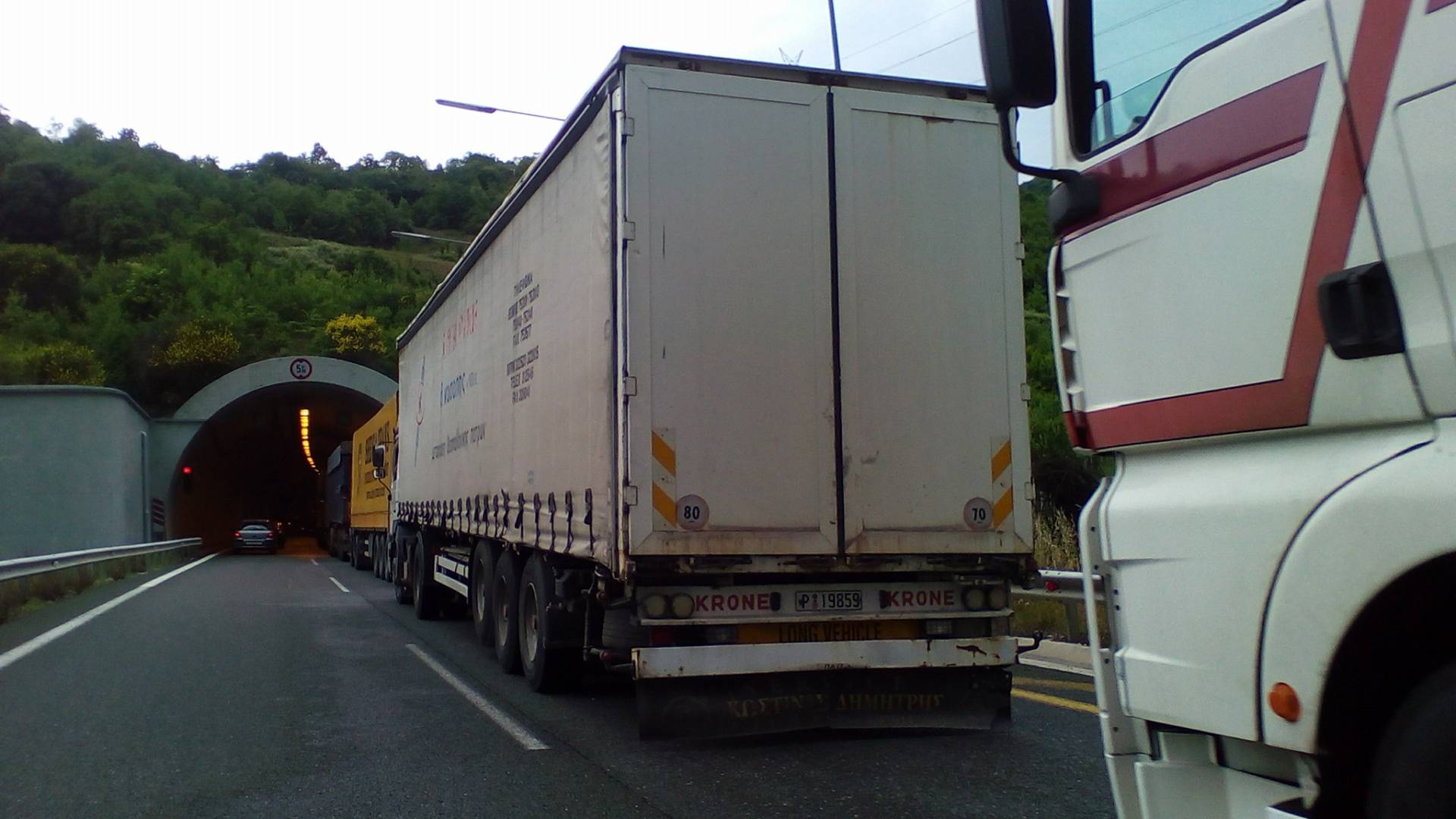 Εγνατία – Φορτηγό έπεσε πάνω σε προπορευόμενο ΙΧ στo τούνελ 7, στο ύψος του Πολυμύλου, στο ρεύμα προς Κοζάνη ( Φωτογραφίες)