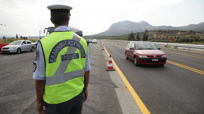 Διανομή ενημερωτικών φυλλαδίων με συμβουλές οδικής ασφάλειας και κυκλοφοριακής αγωγής από ένστολο προσωπικό της Τροχαίας, σε Δημοτικά Σχολεία της Δυτικής Μακεδονίας