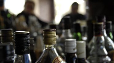 Ποτά «μπόμπες» διακινούσε σε όλη την Ελλάδα μεγάλη εταιρεία οινοπνευματωδών