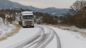 Ακινητοποιημένοι στην επαρχιακή οδό Παναγίας Γρεβενών-Ιερά Μονή Νικάνορα δύο οδηγοί νταλίκας εξαιτίας της χιονόπτωσης και του πάγου