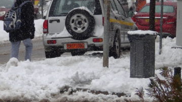 Η καταγγελία μιας μητέρας. Αυτοκίνητο του Δήμου Γρεβενών έκλεισε το πεζοδρόμιο (φωτογραφίες)