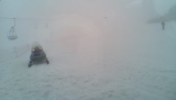 Νέες χιονοπτώσεις στα Γρεβενά. «Κόκκινο χιόνι» στη Βασιλίτσα
