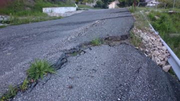 Κατεστραμμένος και επικίνδυνος ο κεντρικός δρόμος εισόδου στην Κοινότητα Αβδέλλας (φωτογραφίες)