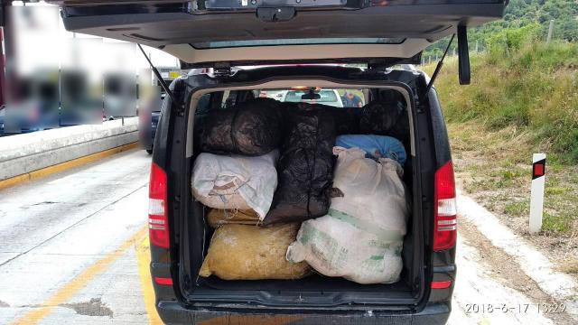 Συνελήφθησαν 4 άτομα για μεταφορά πολύ μεγάλης ποσότητας ακατέργαστης κάνναβης, βάρους  208  κιλών και 580 γραμμαρίων, σε περιοχή της Κοζάνης (Φωτογραφίες)