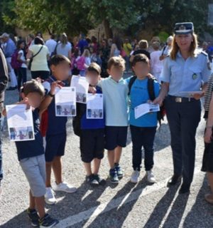 Ενημερωτικά φυλλάδια διανεμήθηκαν σήμερα από τροχονόμους σε μαθητές Δημοτικών Σχολείων και γονείς σε περιοχές της Δυτικής Μακεδονίας
