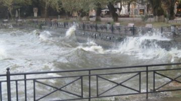 Τεράστια κύματα στη λίμνη Ιωαννίνων -Τα νερά έφτασαν μέχρι την πλατεία