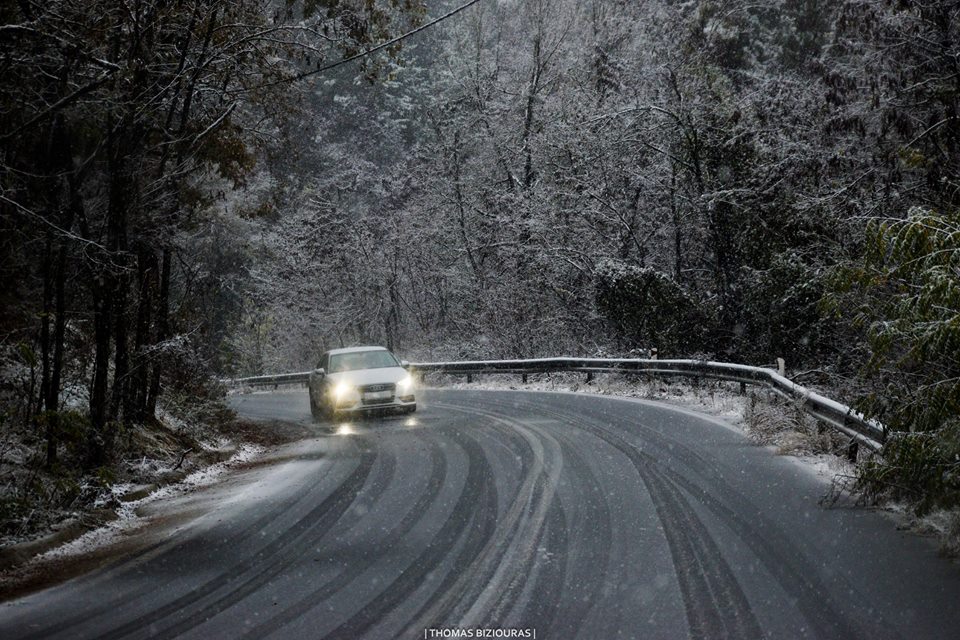 Συνεχίζονται οι χιονοπτώσεις στον Νομό Γρεβενών – ΄΄Δίπλωσαν΄΄ φορτηγά στην Εγνατία Οδό
