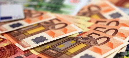 Το ευρώ κλείνει τα 20 χρόνια αψηφώντας τους επικριτές του