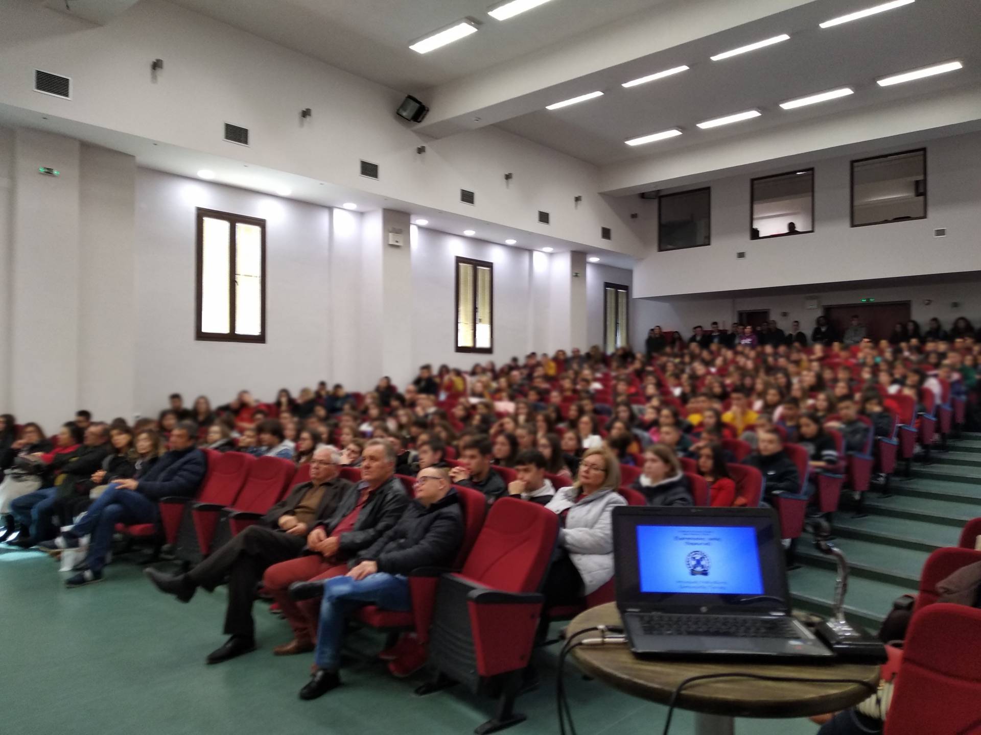 Ενημερωτική διάλεξη σε μαθητές, εκπαιδευτικούς και δημότες από το Αστυνομικό Τμήμα Σερβίων-Βελβεντού