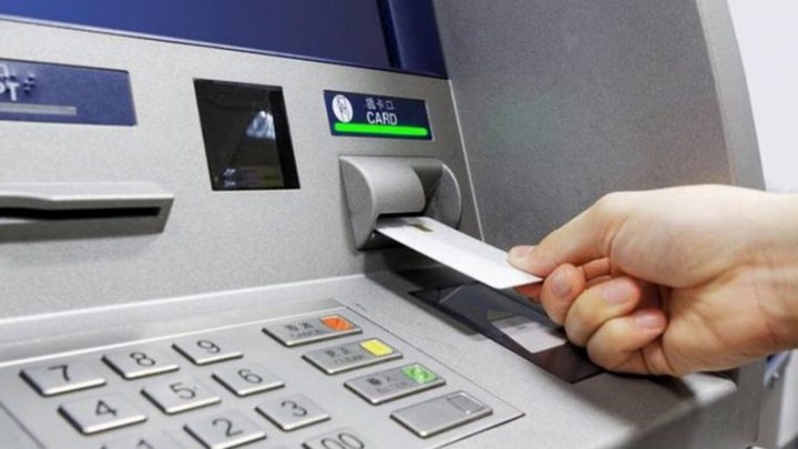 Χριστούγεννα: Οδηγίες της ΕΛ.ΑΣ για ασφαλείς συναλλαγές σε ATM