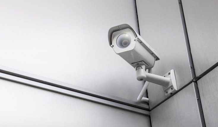 Φοιτήτρια από την Πτολεμαΐδα βρήκε κρυφή κάμερα στο υπνοδωμάτιο του Airbnb που νοίκιαζε στη Θεσσαλονίκη