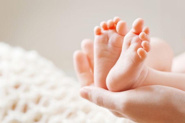 Επίδομα γέννας: Στην Βουλή το νομοσχέδιο για τα 2.000 ευρώ