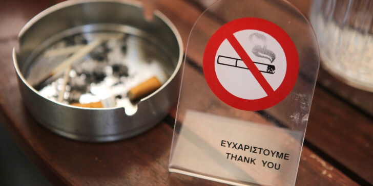Αντικαπνιστικός νόμος: Στο ΣτΕ οι καταστηματάρχες -Ζητούν ακύρωση της απόφασης για την απαγόρευση χρήσης καπνού