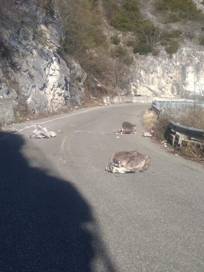Έπεσαν βράχια στο δρόμο για το Σπήλαιο από τον χθεσινό σεισμό που έγινε στην Πάργα