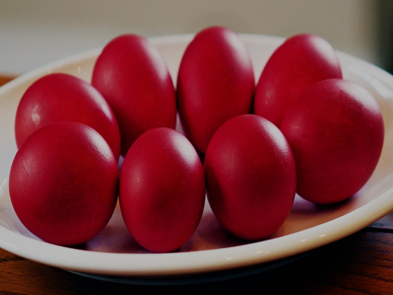 Πώς βάφουμε σωστά τα κόκκινα αβγά-Τα μυστικά για να γυαλίζουν και να μην σπάνε