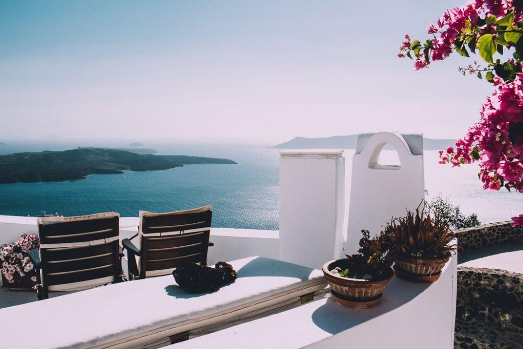 Τα διεθνή ΜΜΕ αποθεώνουν την Ελλάδα: «Ιδανικός και ασφαλής προορισμός για το καλοκαίρι»