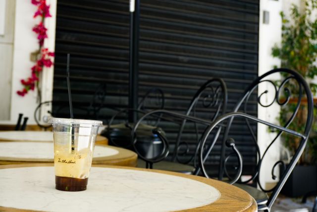 Η ζωή μας σε… πλεξιγκλάς – Εστιατόρια, καφέ αλλάζουν την καθημερινότητα