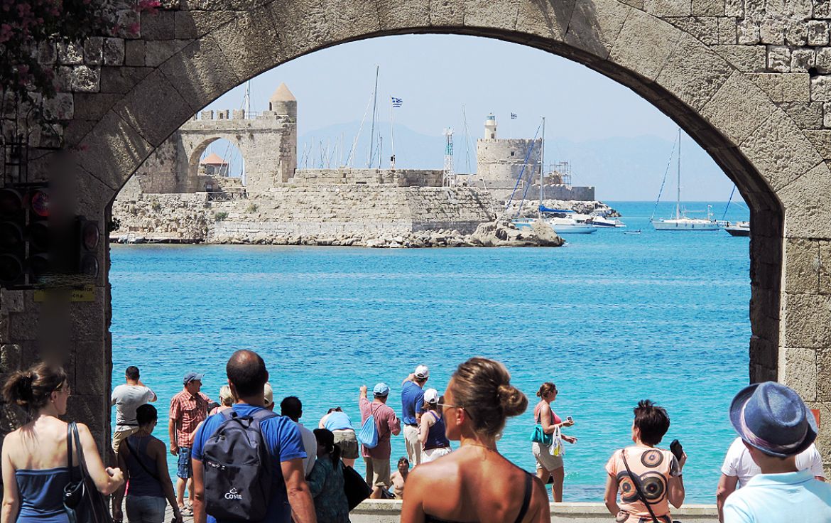 Μόλις 828.000 οι ξένοι τουρίστες στην Ελλάδα τον Ιούλιο!
