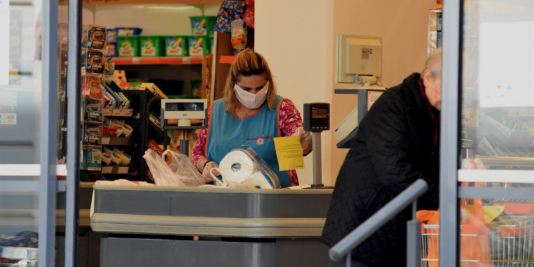 Υποχρεωτική η μάσκα στα σούπερ μάρκετ για εργαζομένους και πελάτες