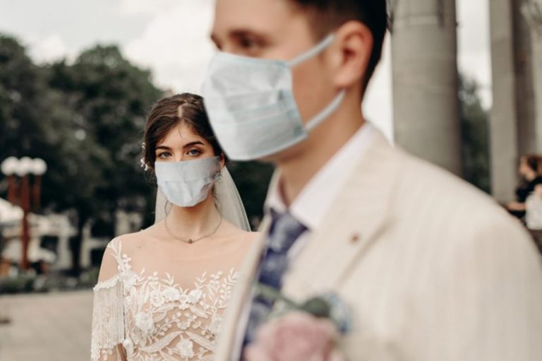 Κορωνοϊός: Νοσοκομεία, γάμοι και στρατόπεδα εστίες εξάπλωσης του ιού – Αυξάνονται τα κρούσματα, μεγάλη ανησυχία
