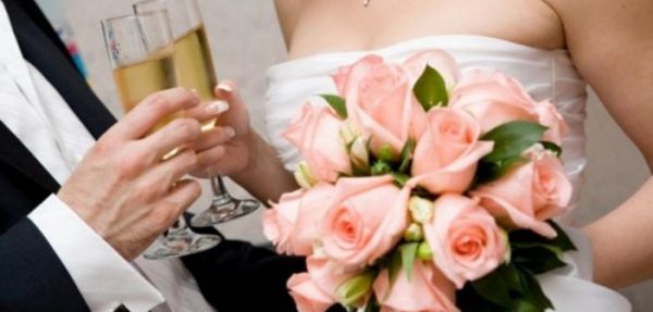 Τι πρέπει να κάνουν καταναλωτές που αναγκάζονται να «κόψουν» καλεσμένους στους γάμους