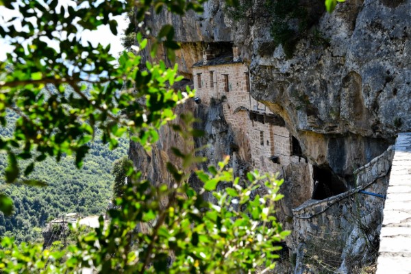 Ήπειρος: Το εντυπωσιακό μοναστήρι της Κηπίνας – Κρεμασμένο σε βράχο, προκαλεί δέος