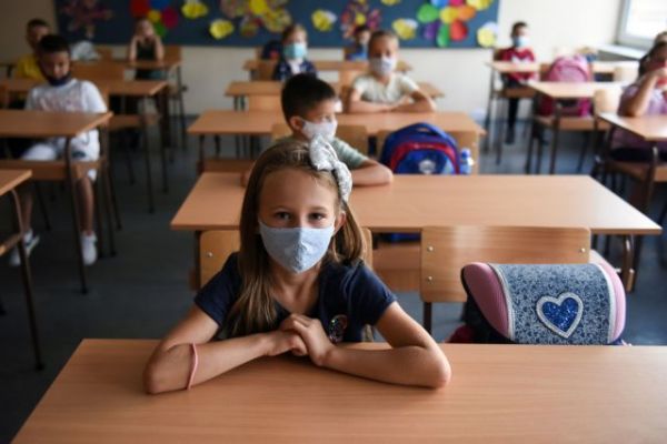 Σχολεία: Χωρίς θερμομέτρηση η είσοδος – Γιατί η επιτροπή ειδικών δεν ζήτησε να μειωθούν οι μαθητές ανά τάξη
